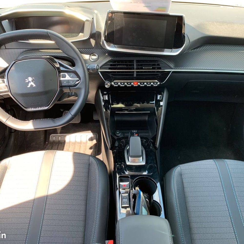 Peugeot 208 electrique occasion interieur garage le beausset