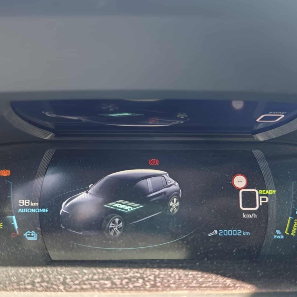Peugeot e208 136ch Active occasion azur autos ecran central