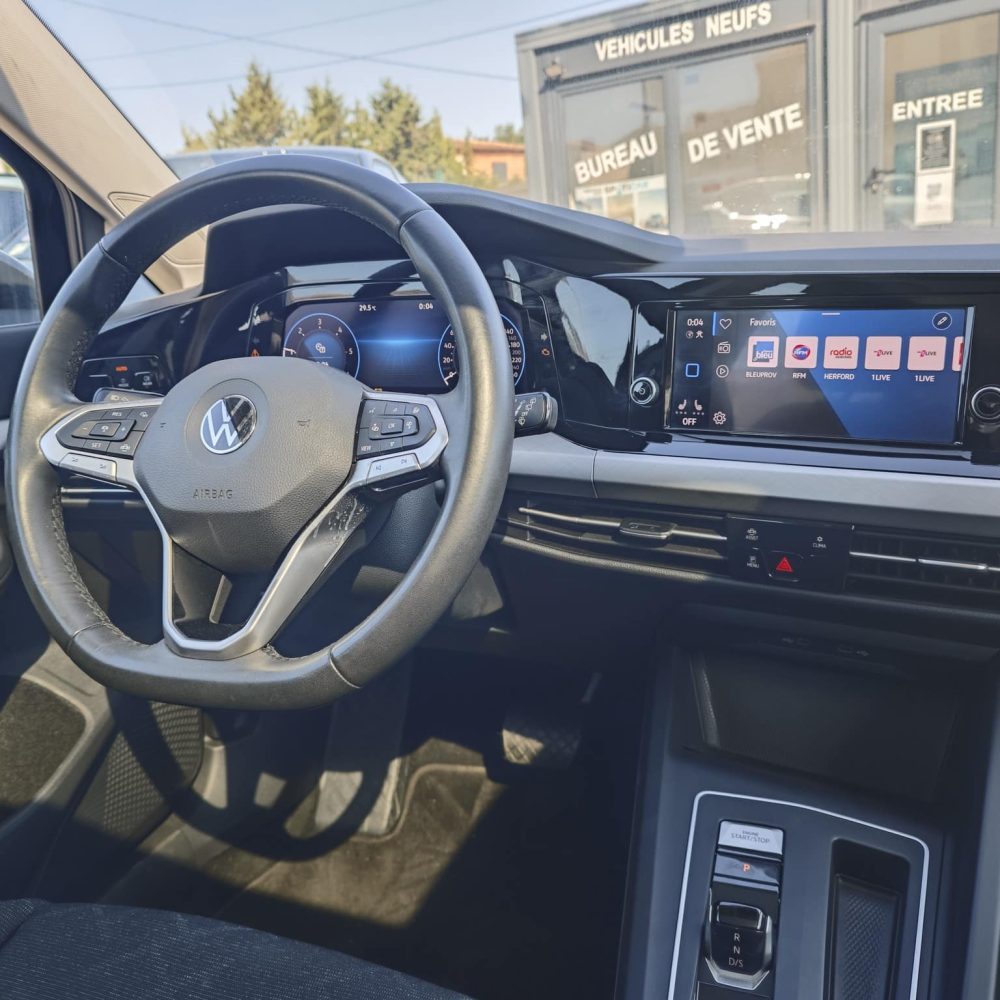 Volkswagen golf VIII life business 2.0l tdi 116ch dsg7 occasion azur autos tableau de bord