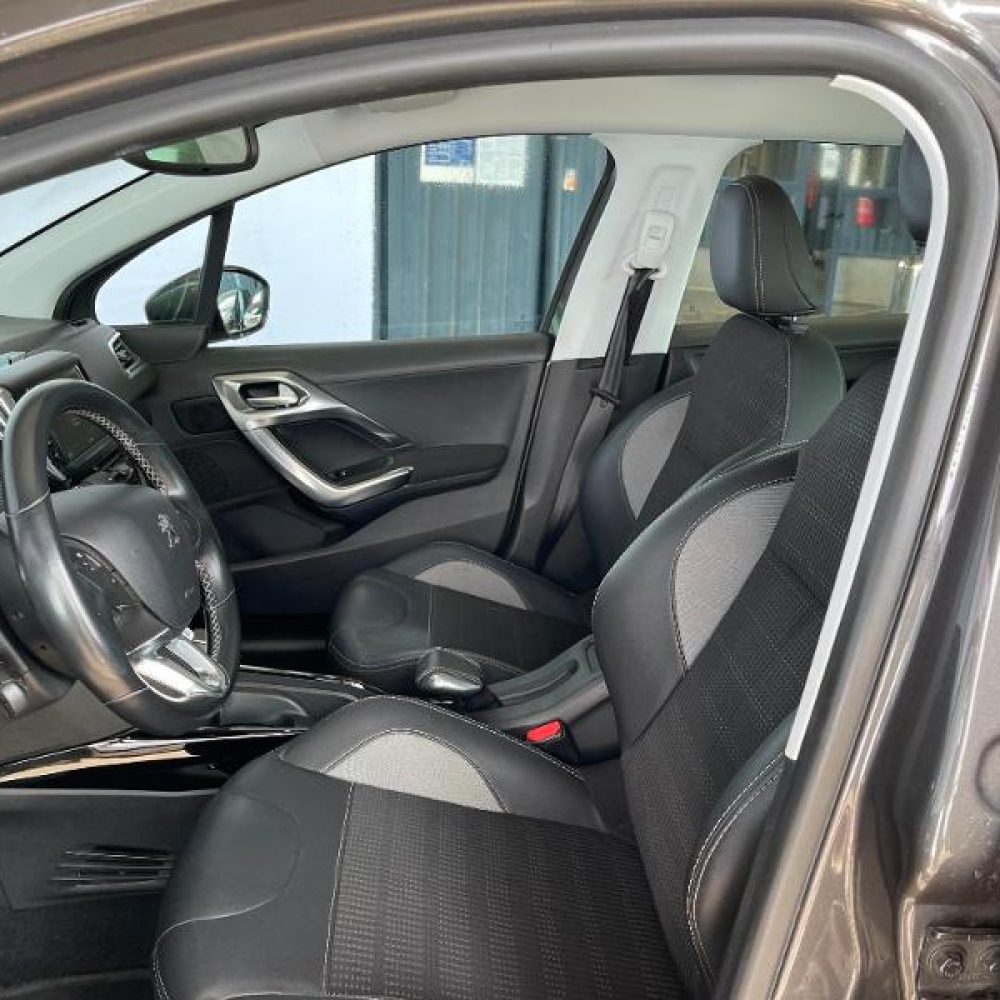 interieur 2008 1.2 PureTech 110ch Allure S&S EAT6 occasion peugeot le beausset